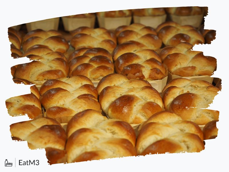 Hefekranz | Yeast Wreath : Dessert/Confection in German cuisine - Recipe, Calorie Info, Healthy alternatives & more on EatM3